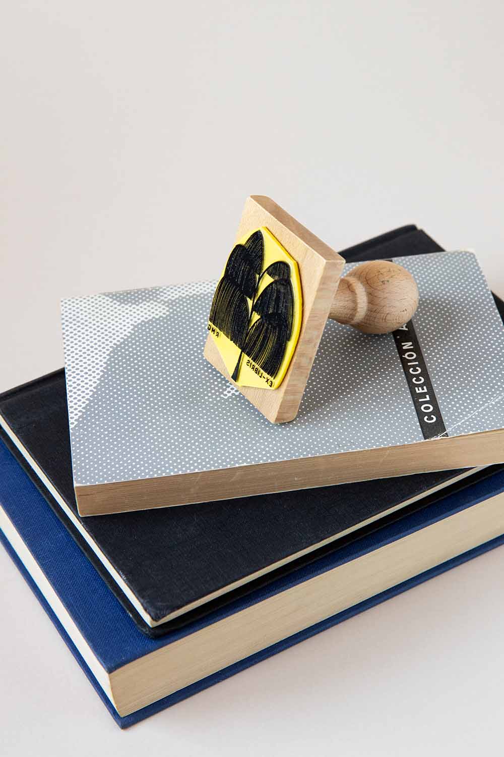 Sello ex-libris con un árbol llorón