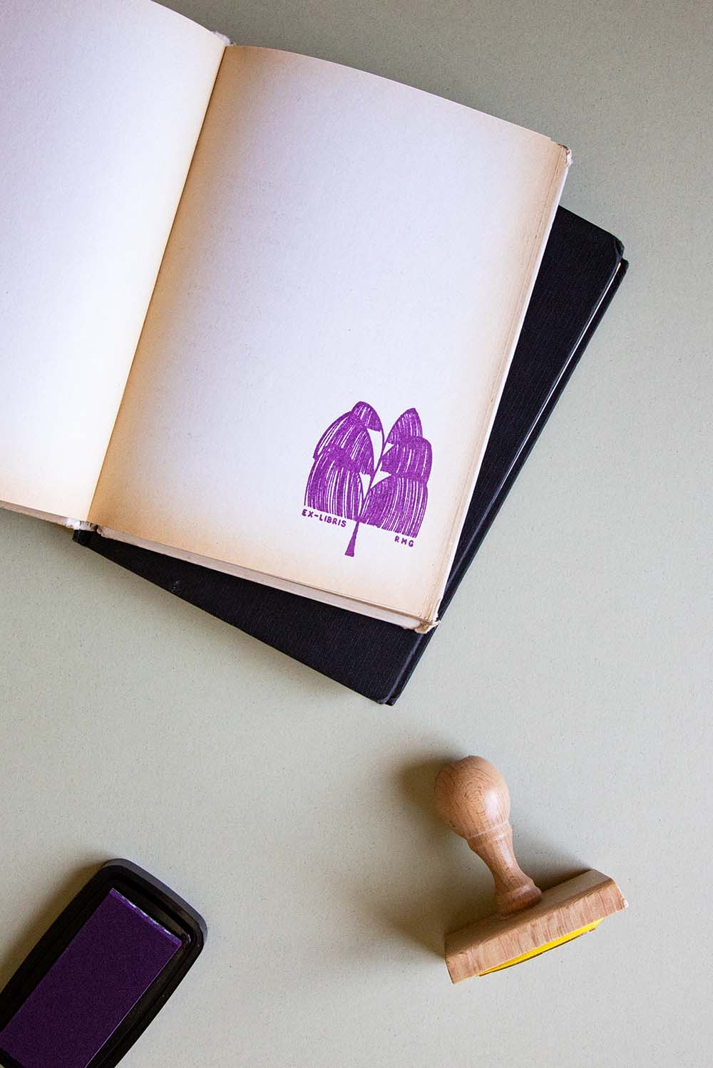 Portadilla de un libro estampada con un árbol llorón y sello