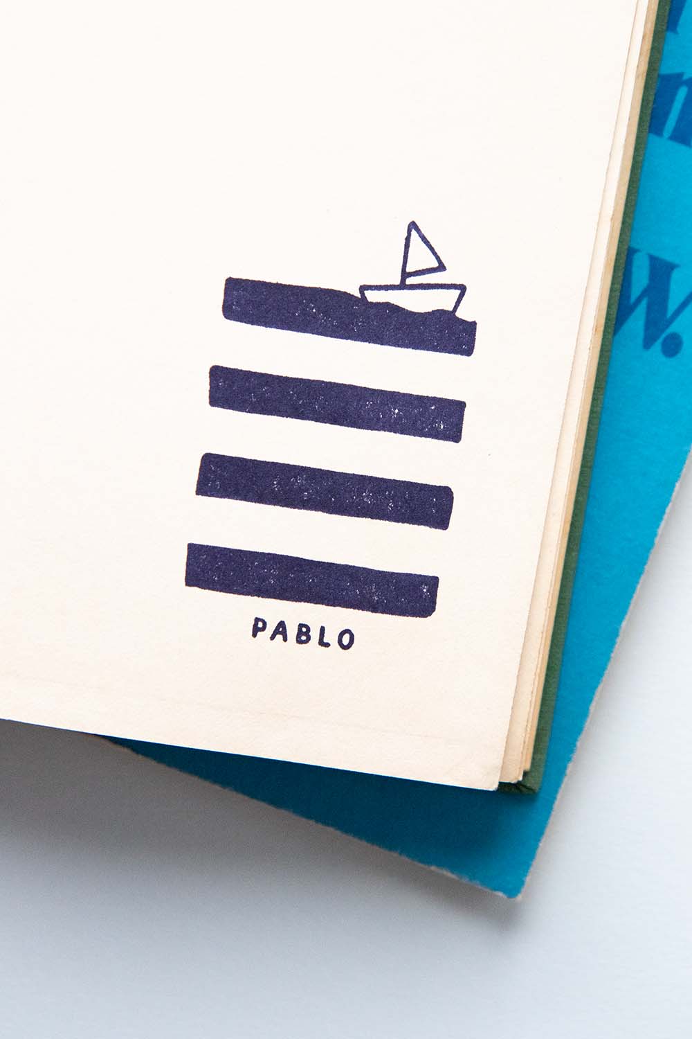 Portadilla de un libro estampada con un barquito de papel navegando