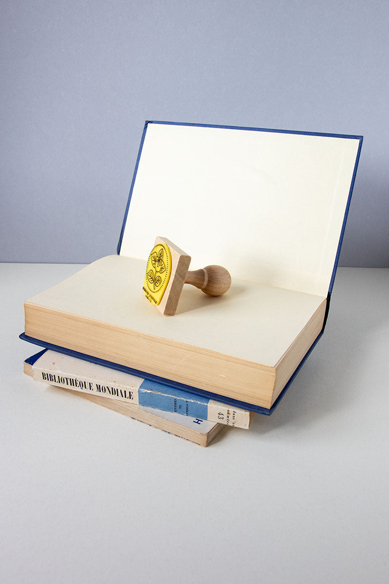 Sello ex-libris de una flor enmarcada en un círculo