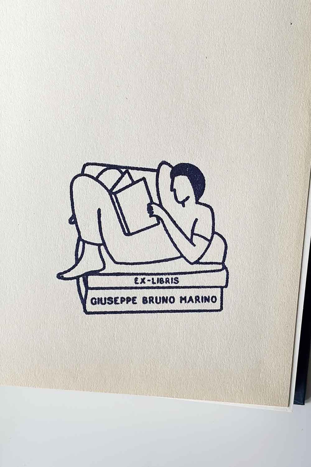 Portadilla de libro estampada con un hombre leyendo en un sillón