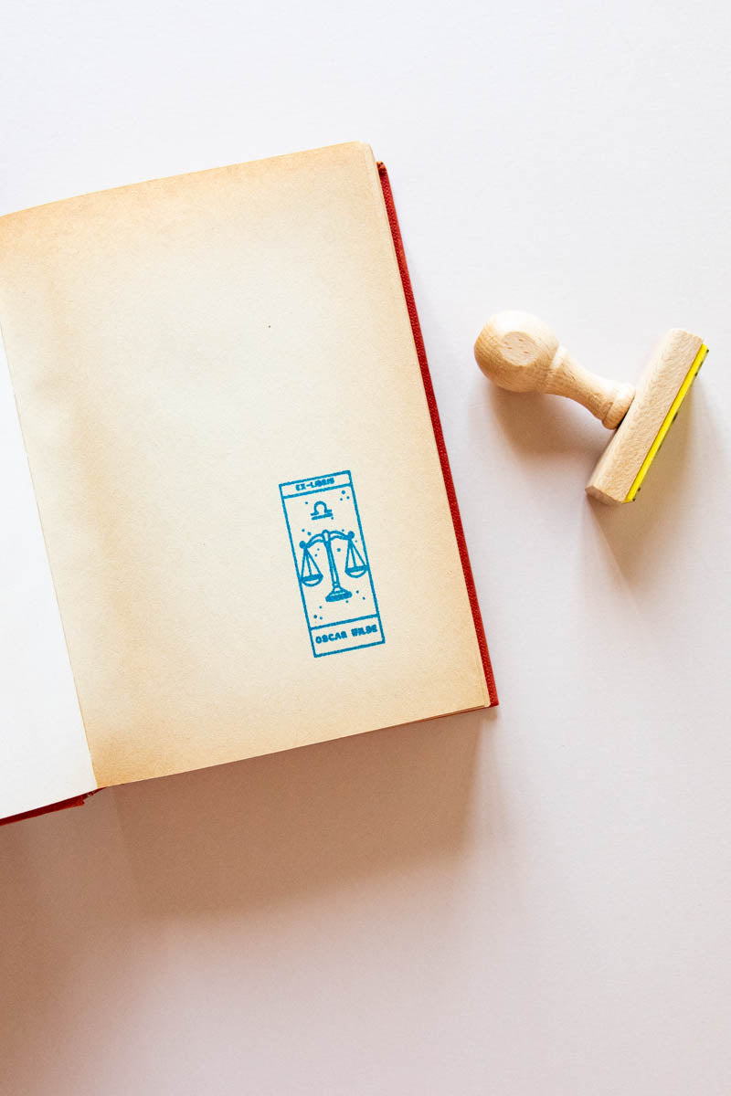 Portadilla de libro estampado con sello exlibris con signo del zodiaco libra