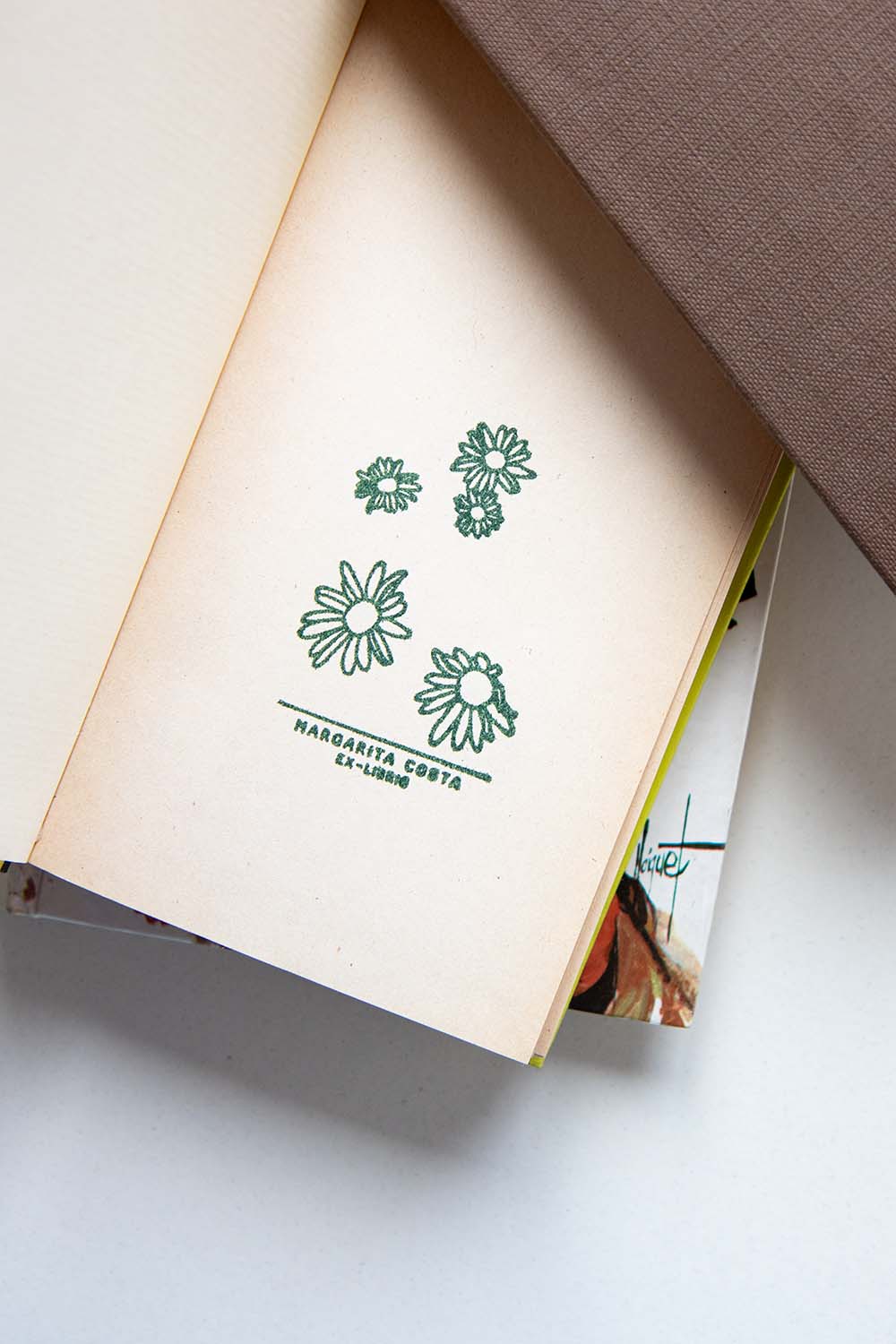 Portadilla de libro estampada con sello exlibris de flores margaritas