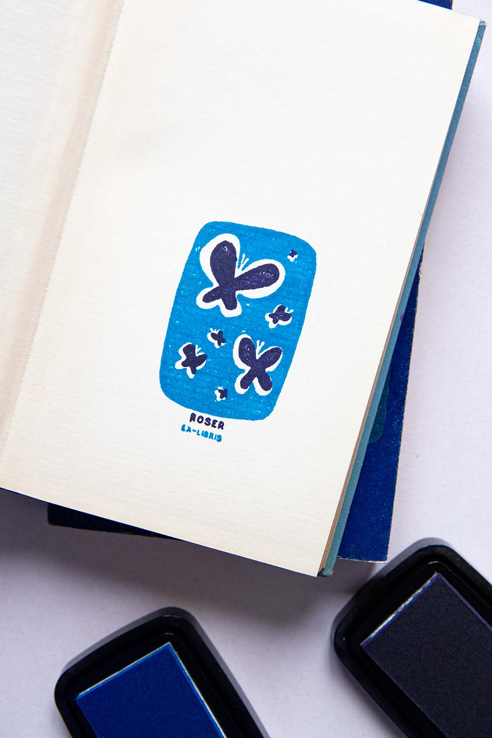 Portadilla de libro estampado con sello exlibris de mariposas