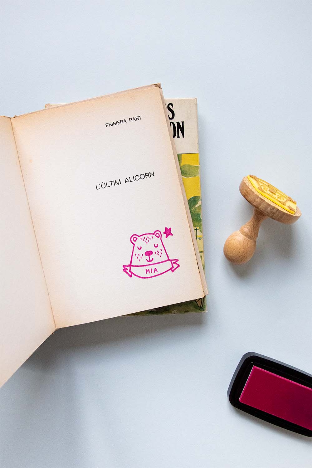 Portadilla de libro estampada con sello exlibris de un osito y sello