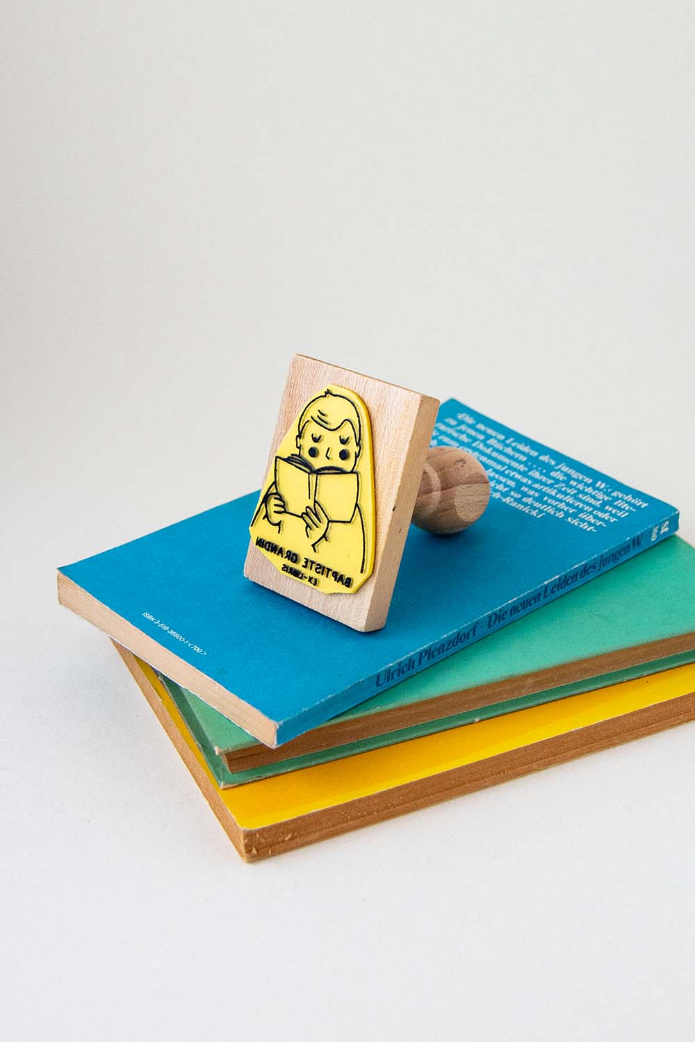 Sello exlibris grabado con un niño leyendo