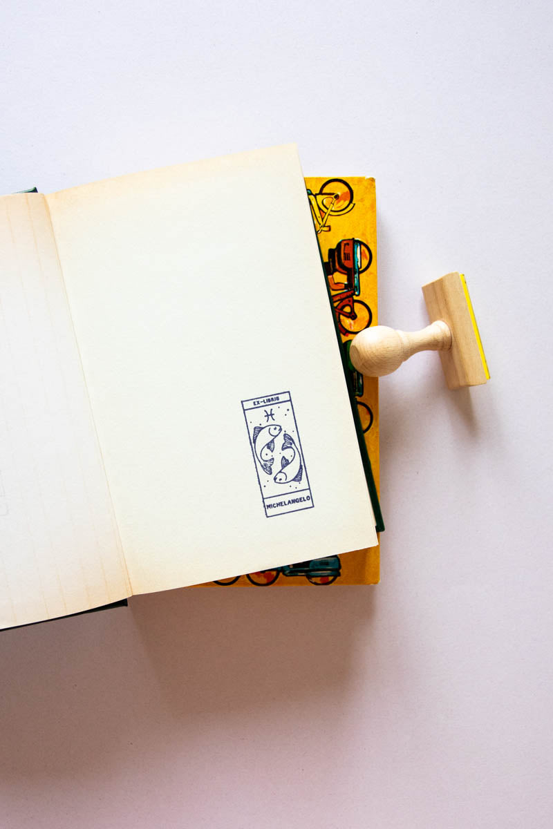 Portadilla de libro estampado con sello exlibris con signo del zodiaco piscis