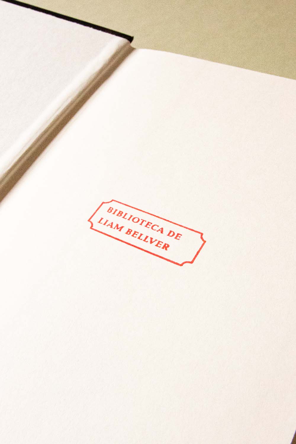 Portadilla de libro estampada con una etiqueta con el nombre de su proprietario