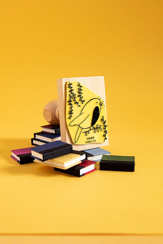 Sello exlibris grabado con un pájaro petirrojo cantando