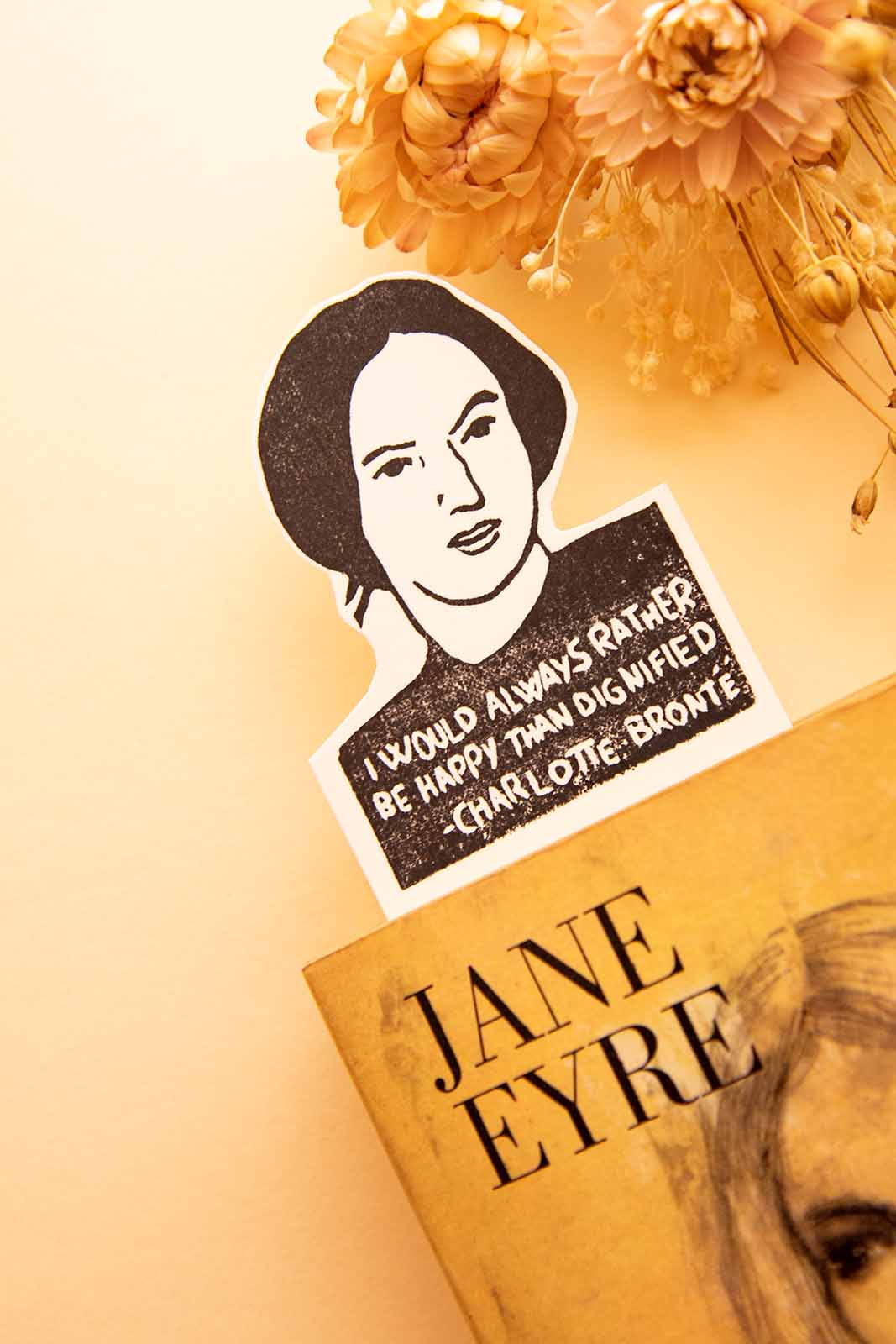 Marcapáginas Charlotte Brontë dentro de un libro