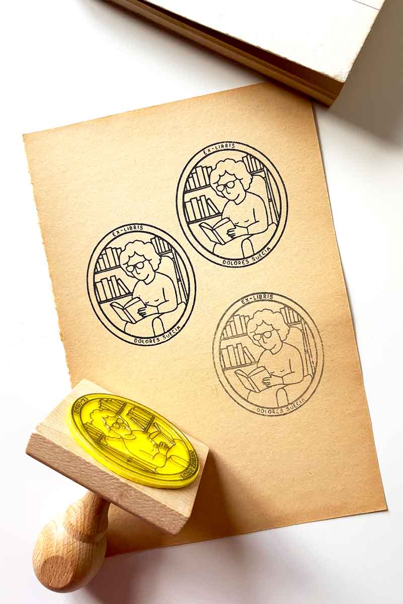 Portadilla de un libro estampada con una abuela leyendo