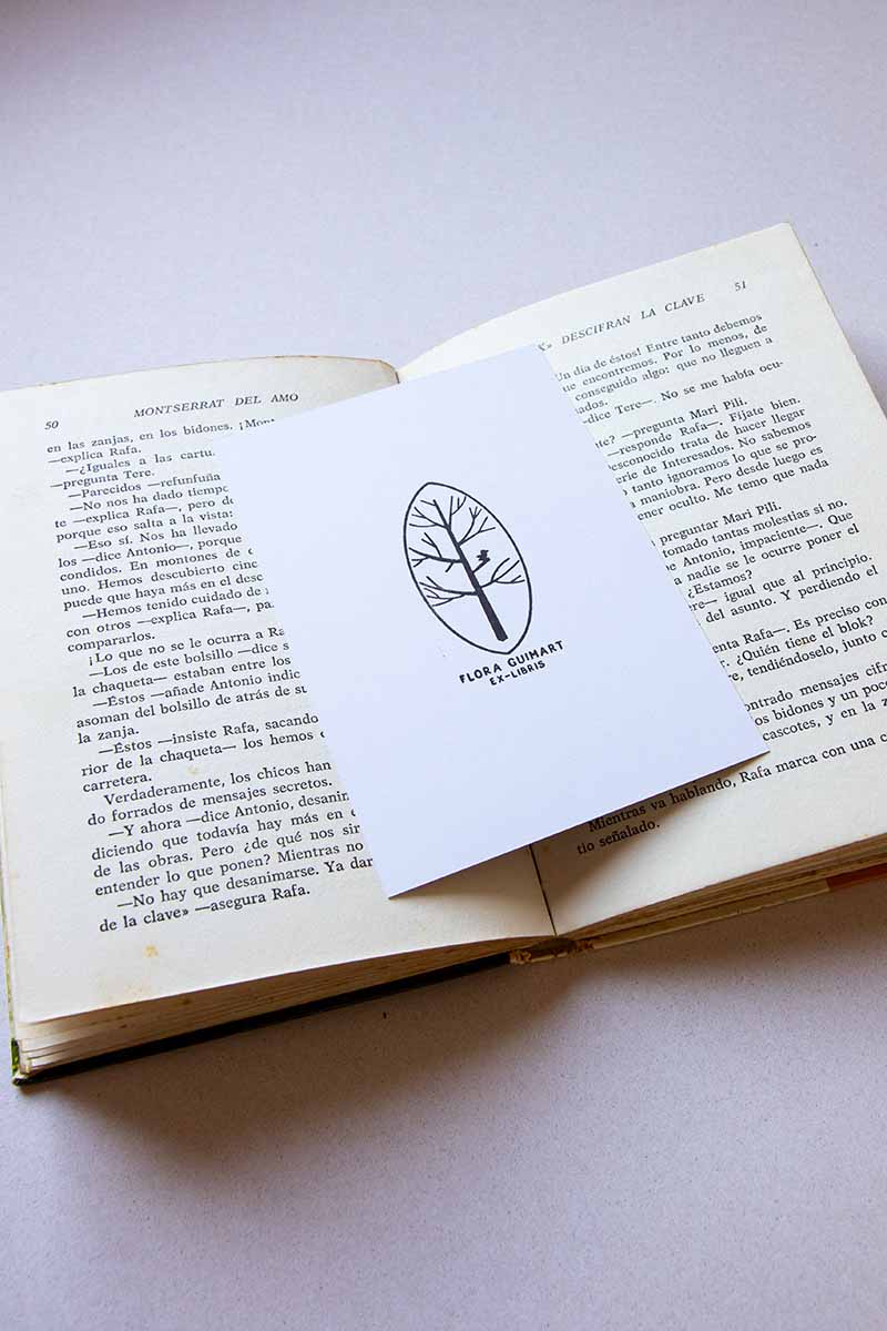 Portadilla de un libro estampada con un árbol sobre hoja