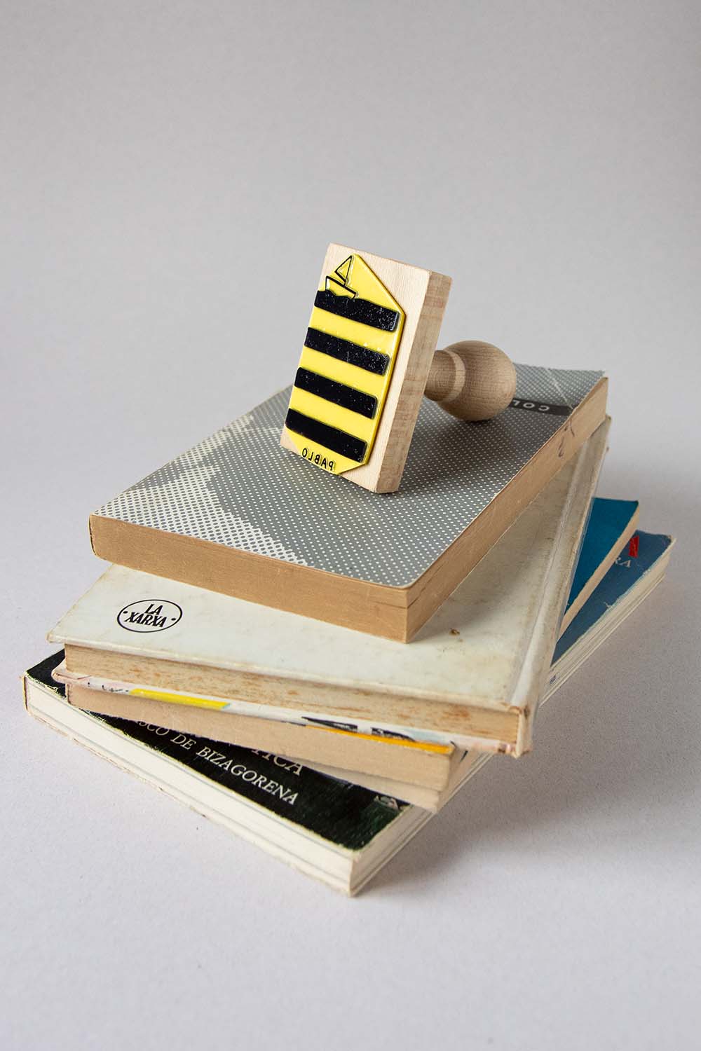 Sello exlibris grabado con un barquito de papel navegando