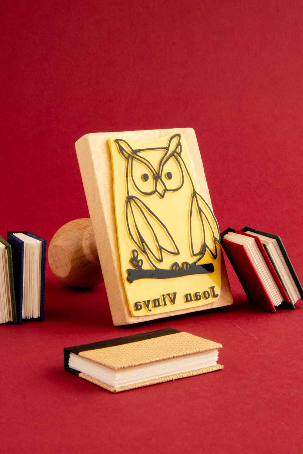 Sello ex-libris con un búho encima de una rama