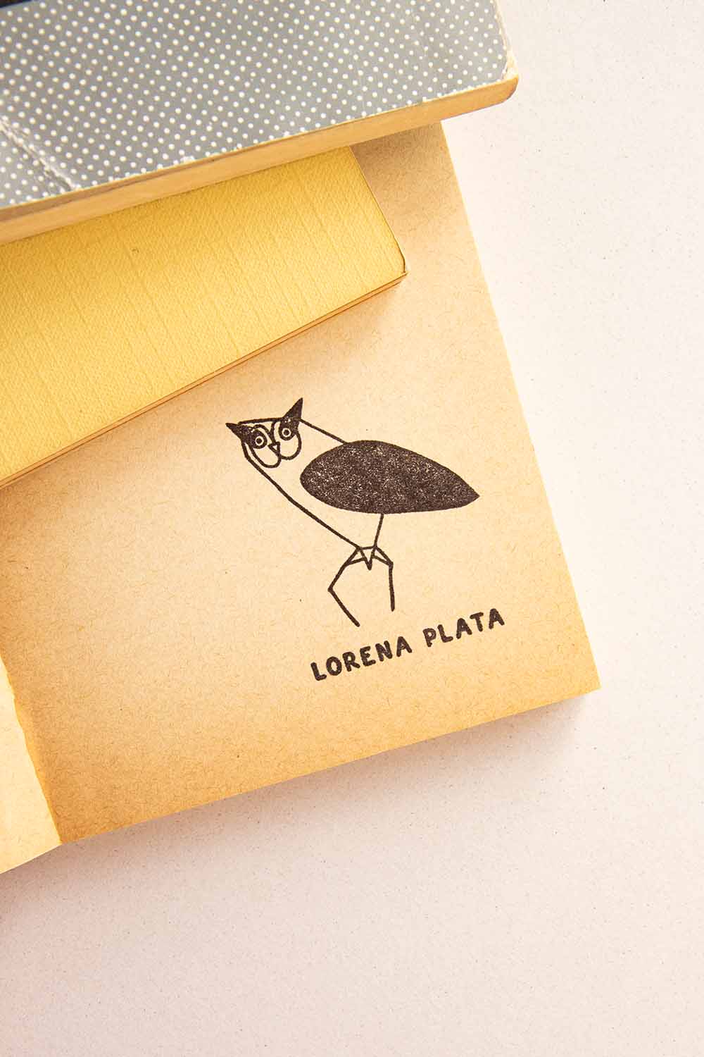 Portadilla de libro estampada con un búho con formas geométricas