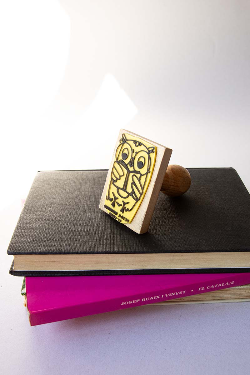 Sello ex-libris con un búho leyendo un libro