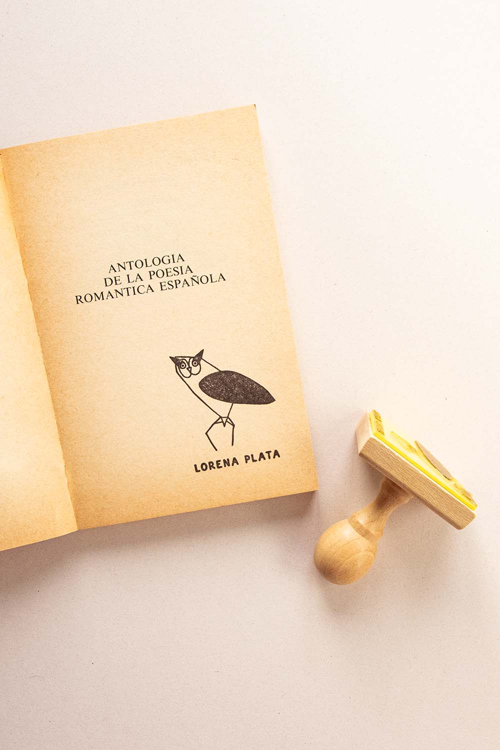 Portadilla de libro estampada con un búho con formas geométricas y sello