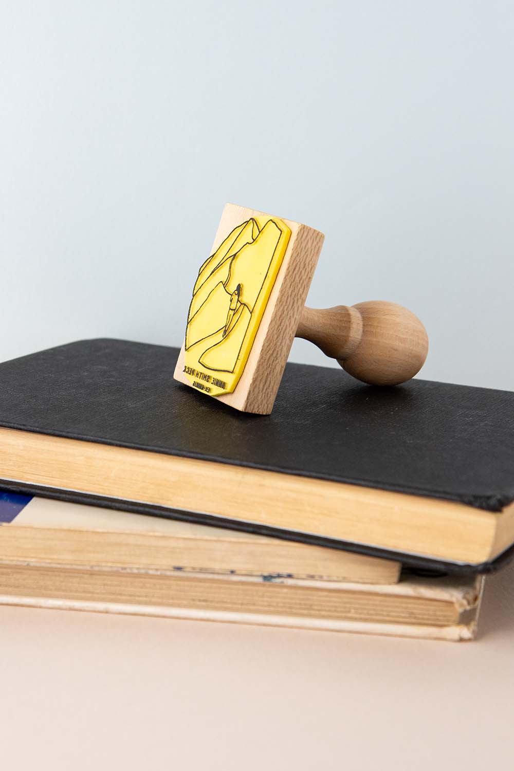 Sello ex-libris con una persona con una chica andando por un camino de montaña