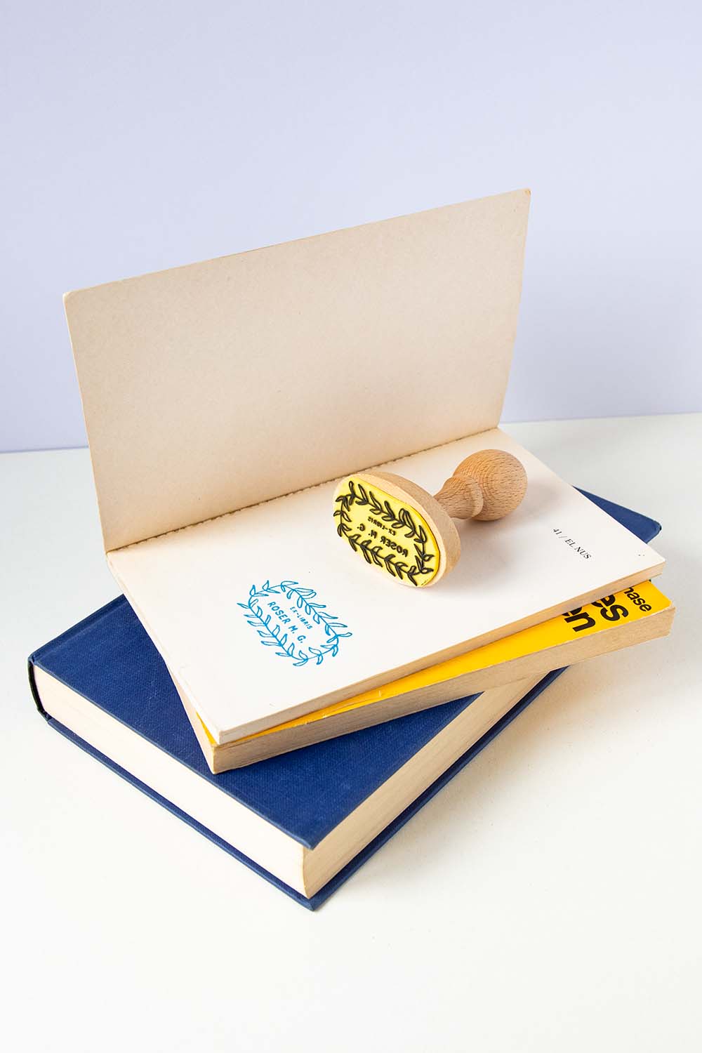 Sello ex-libris con una corona de hiedra