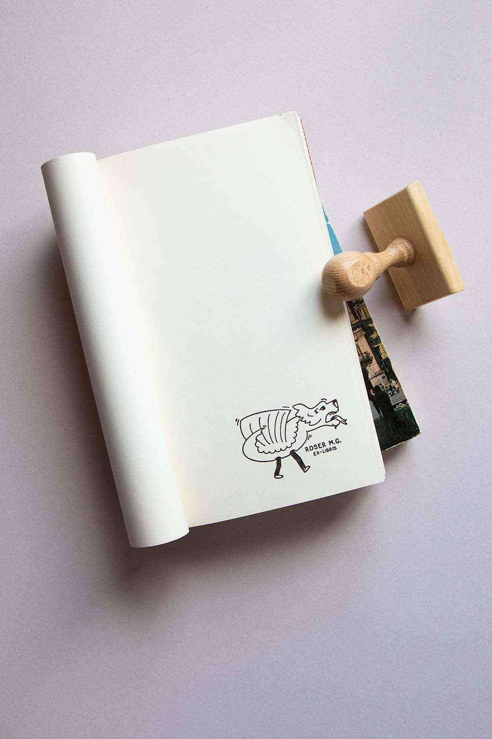 Portadilla de libro estampada con sello exlibris de un dragón del folclore catalán y sello