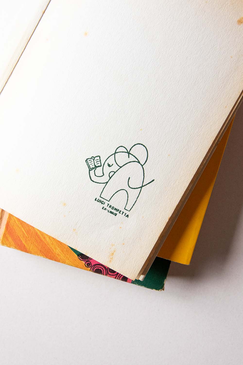 Portadilla de libro estampada con sello exlibris de un elefante leyendo