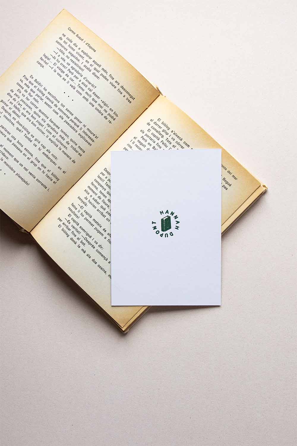 Portadilla de libro estampada con sello exlibris de un libro