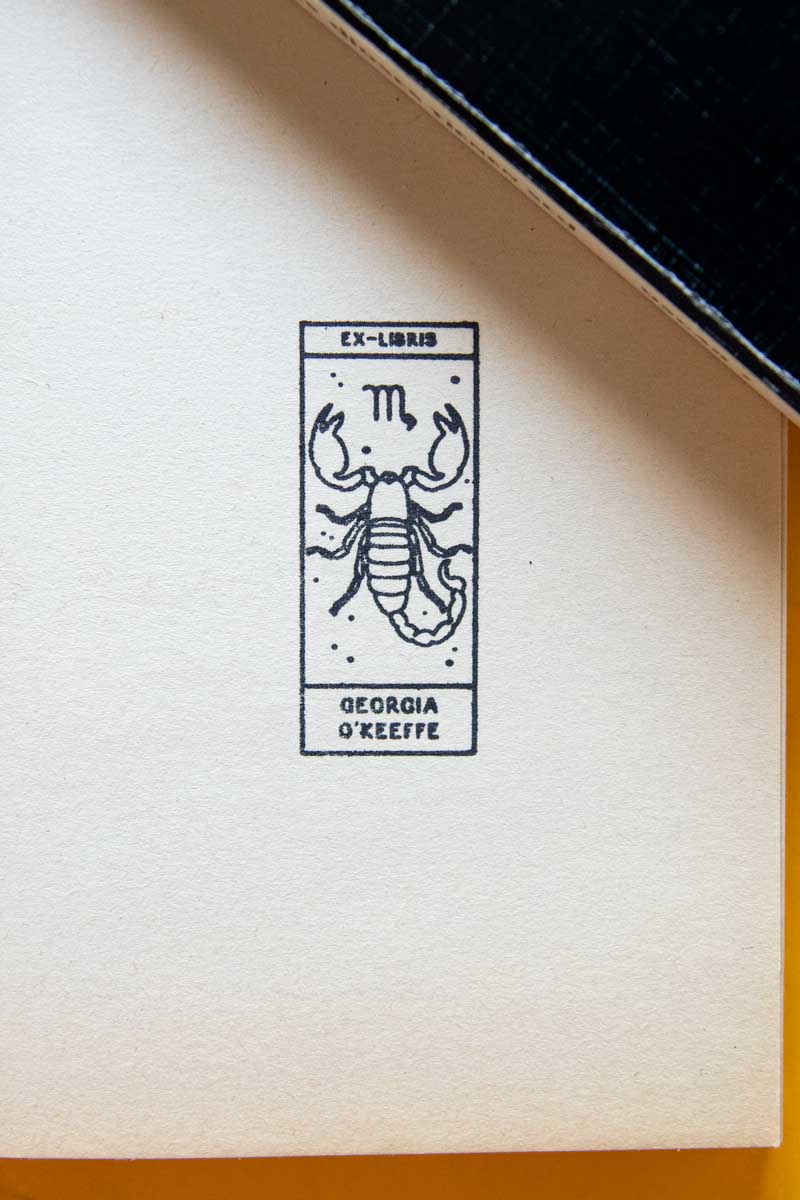 Portadilla de libro estampado con sello exlibris con signo del zodiaco escorpio