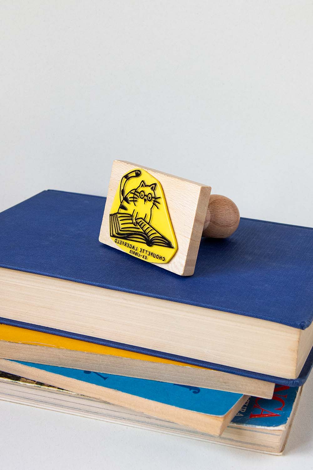 Sello ex-libris de un gato leyendo con gafas