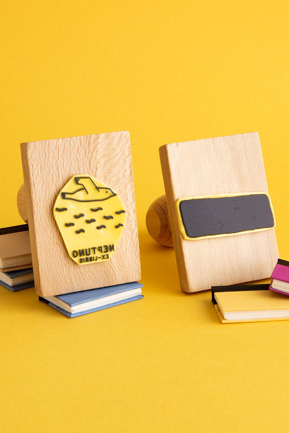 Sellos ex-libris con una gaviota volando encima del horizonte