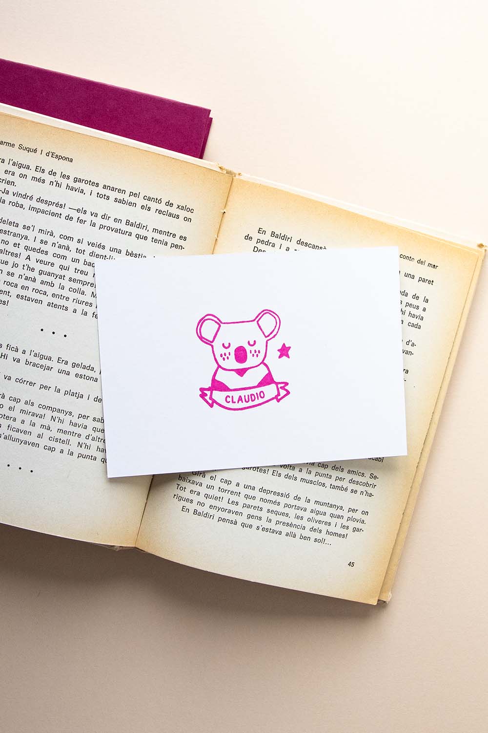 Portadilla de libro estampado con sello exlibris de koala