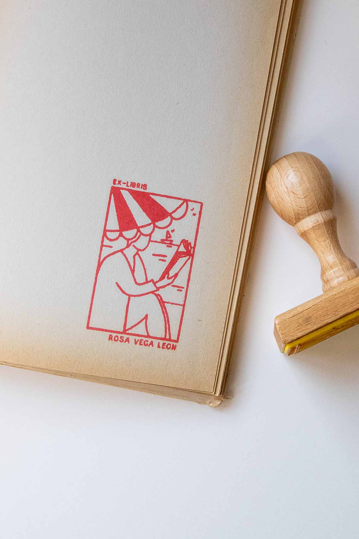 Portadilla de un libro estampada con una persona leyendo bajo la sombrilla en la playa