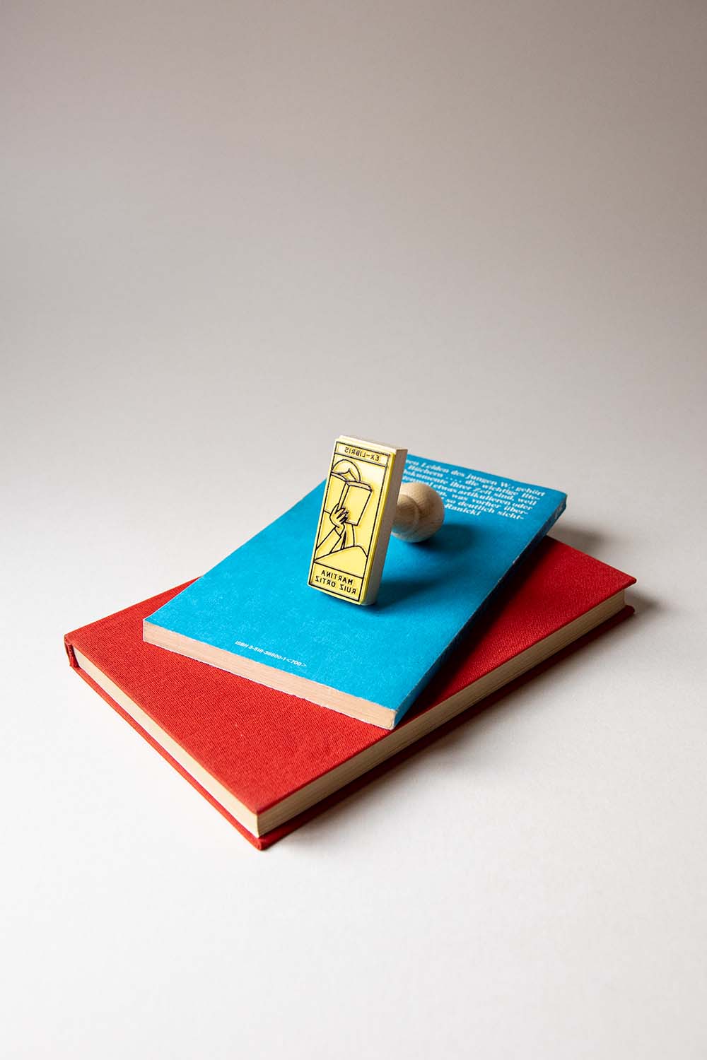 Sello exlibris grabado de una persona leyendo