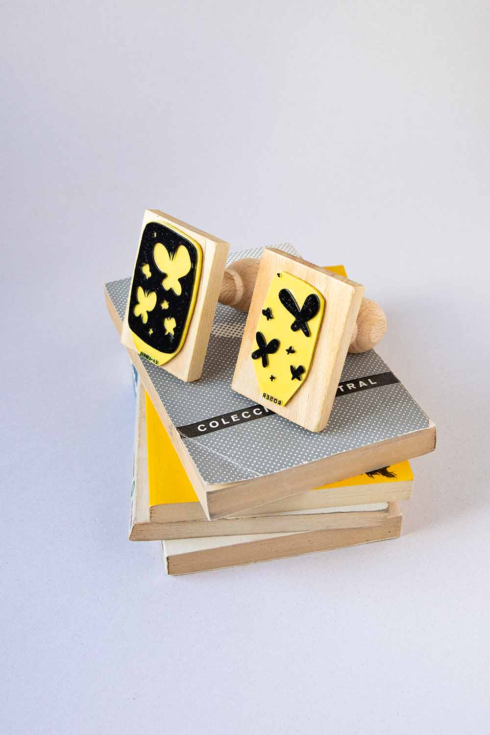 Sello exlibris grabado con unas mariposas