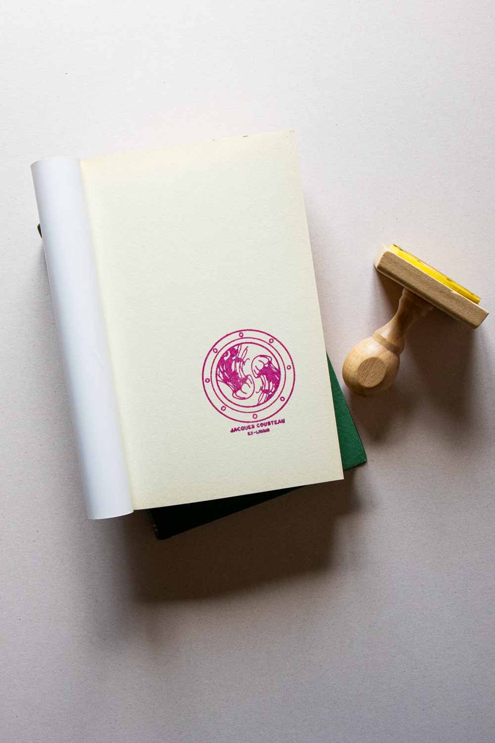 Portadilla de libro estampado con sello exlibris con medusas