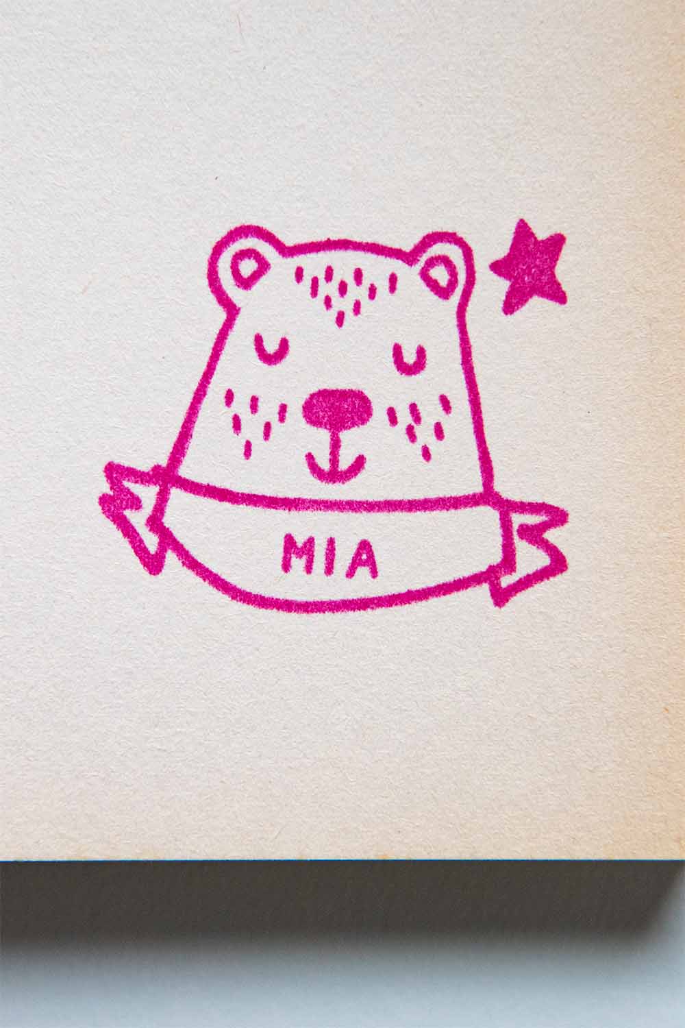 Portadilla de libro estampada con sello exlibris de un osito