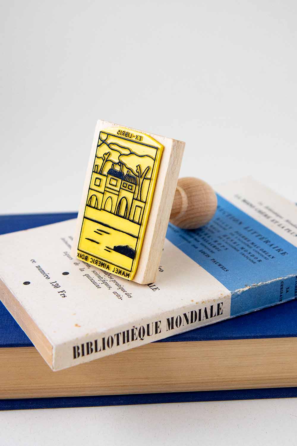 Sello exlibris grabado con un pueblo de costa