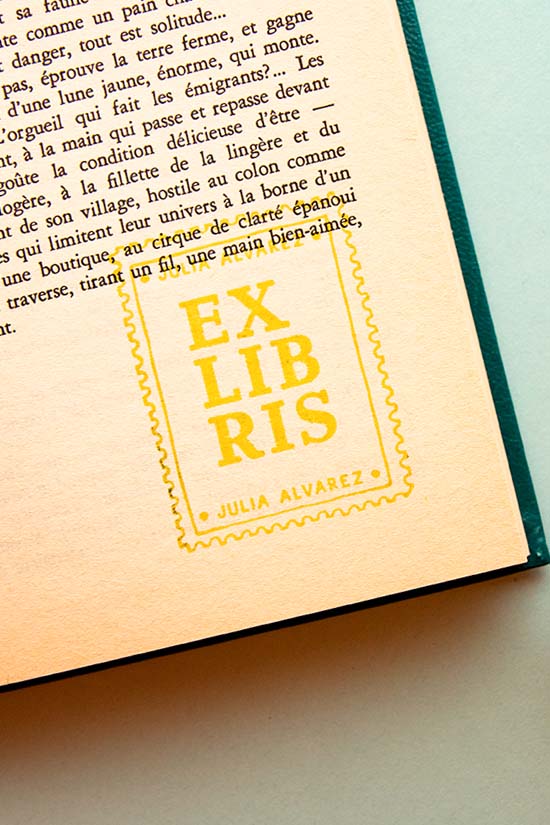 Portadilla de libro estampada con diseño de un sello postal