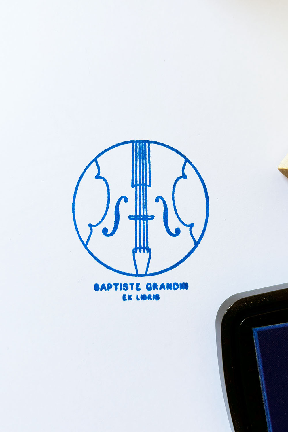 Portadilla de libro estampado con sello exlibris de violín