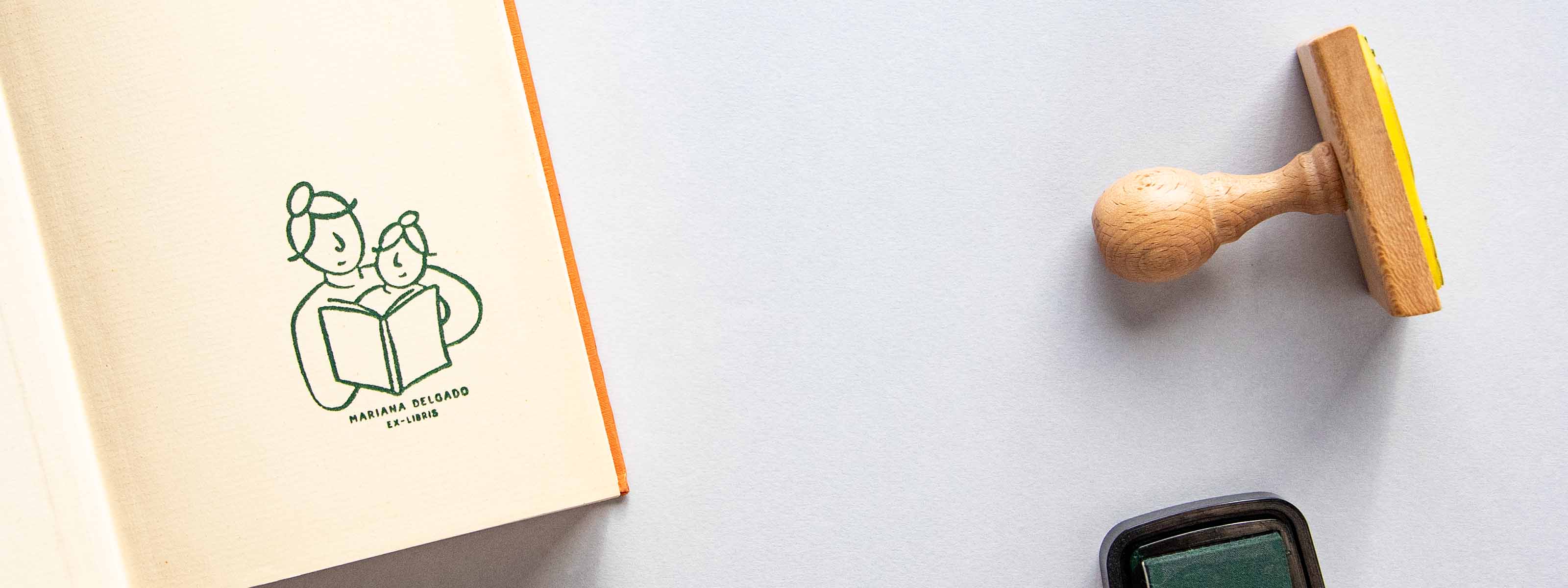 Exlibris personalizzato timbrato sulla pagina di copertina di un libro aperto con una madre e una figlia che condividono un momento di lettura