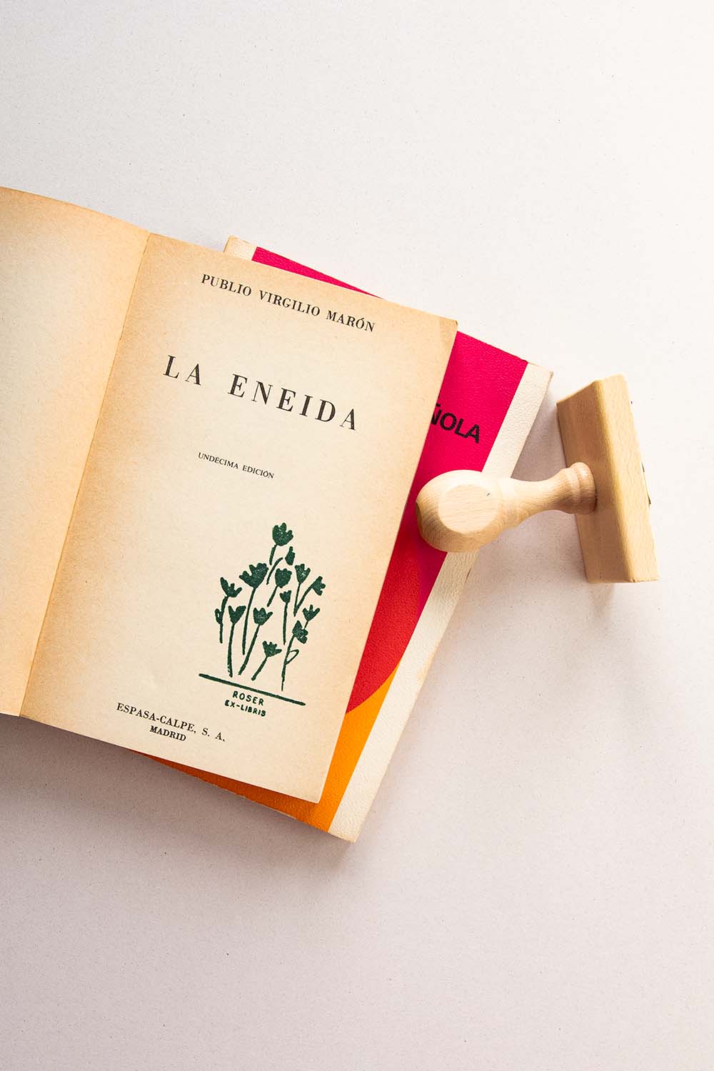 Portadilla de un libro estampada con amapolas y sello