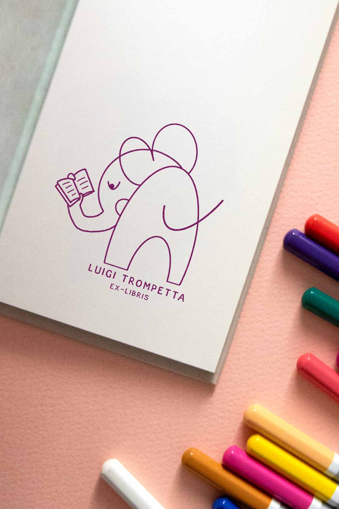 Portadilla de libro estampada con sello exlibris de un elefante leyendo