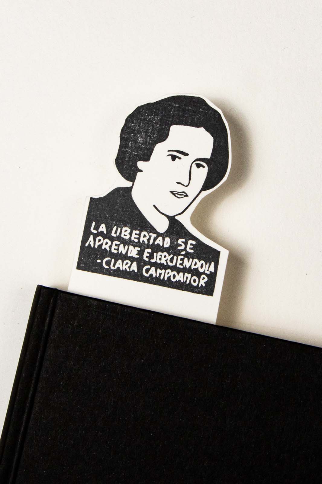 Marcapáginas con el retrato de Clara Campoamor